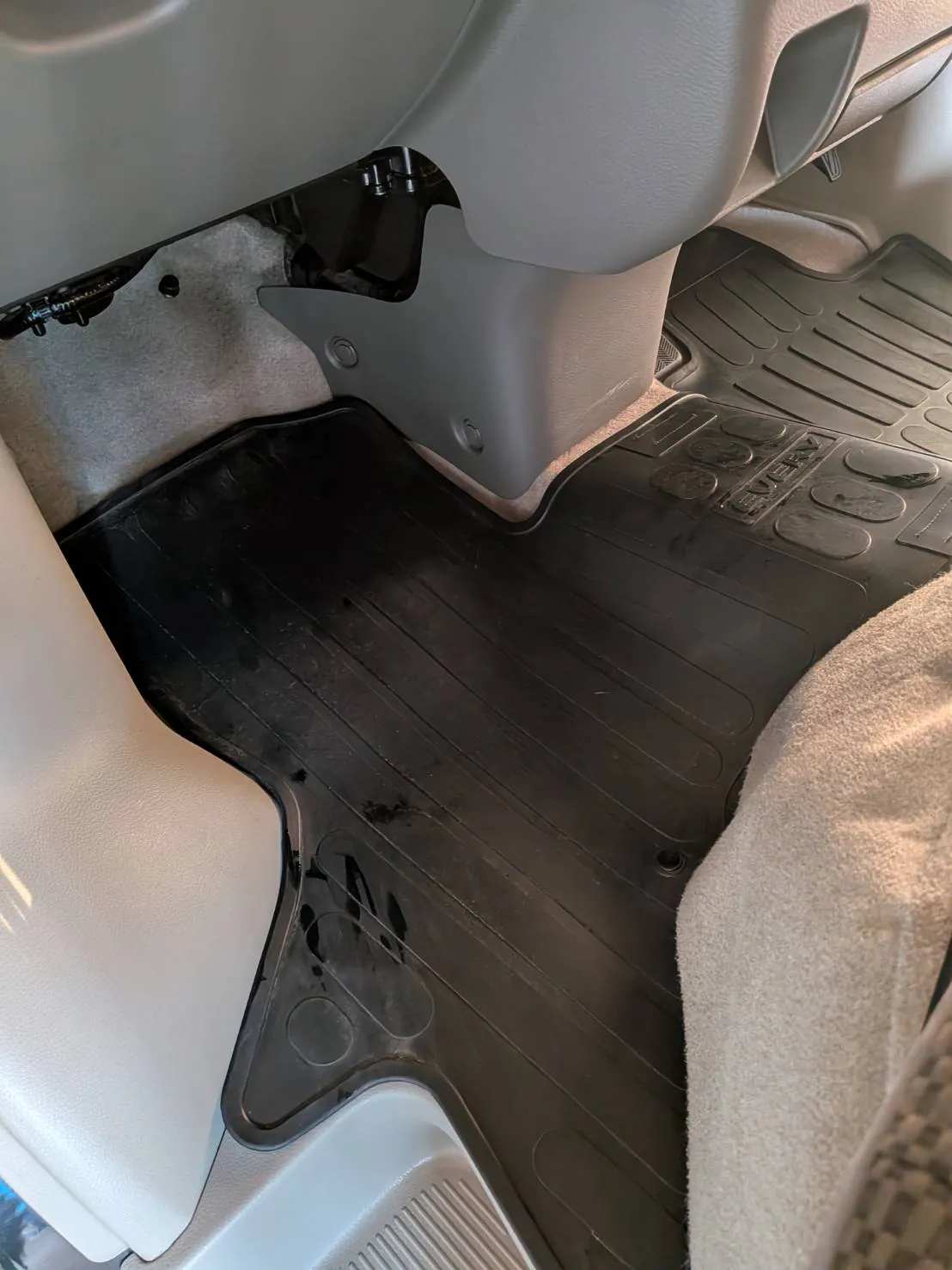 新潟県長岡市 スズキエブリー フロアマットの車内清掃後の様子