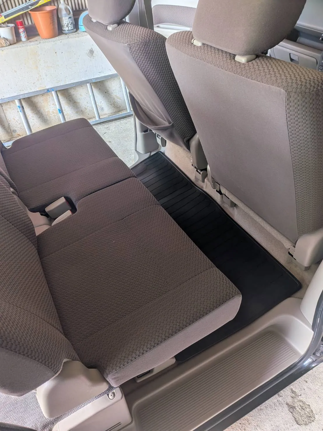 新潟県長岡市 スズキエブリー 後部座席の床・フロアマットの車内清掃前の様子