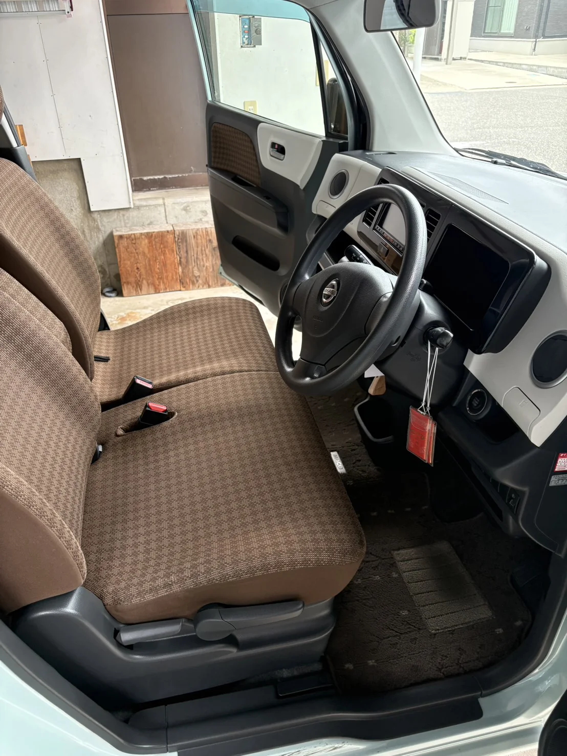 清掃後の日産 モコ運転席・助手席エリア