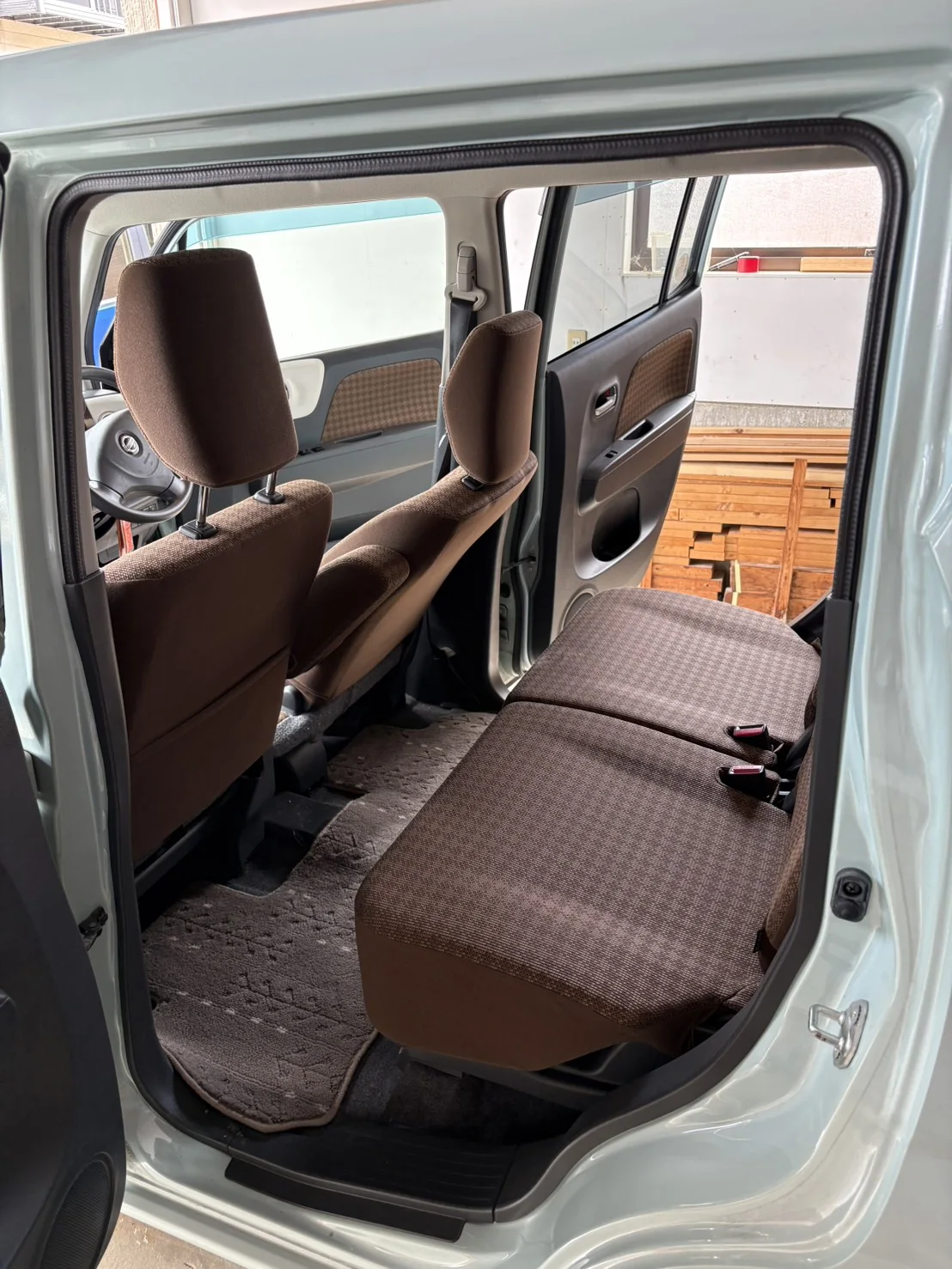 清掃後の日産 モコ後部座席