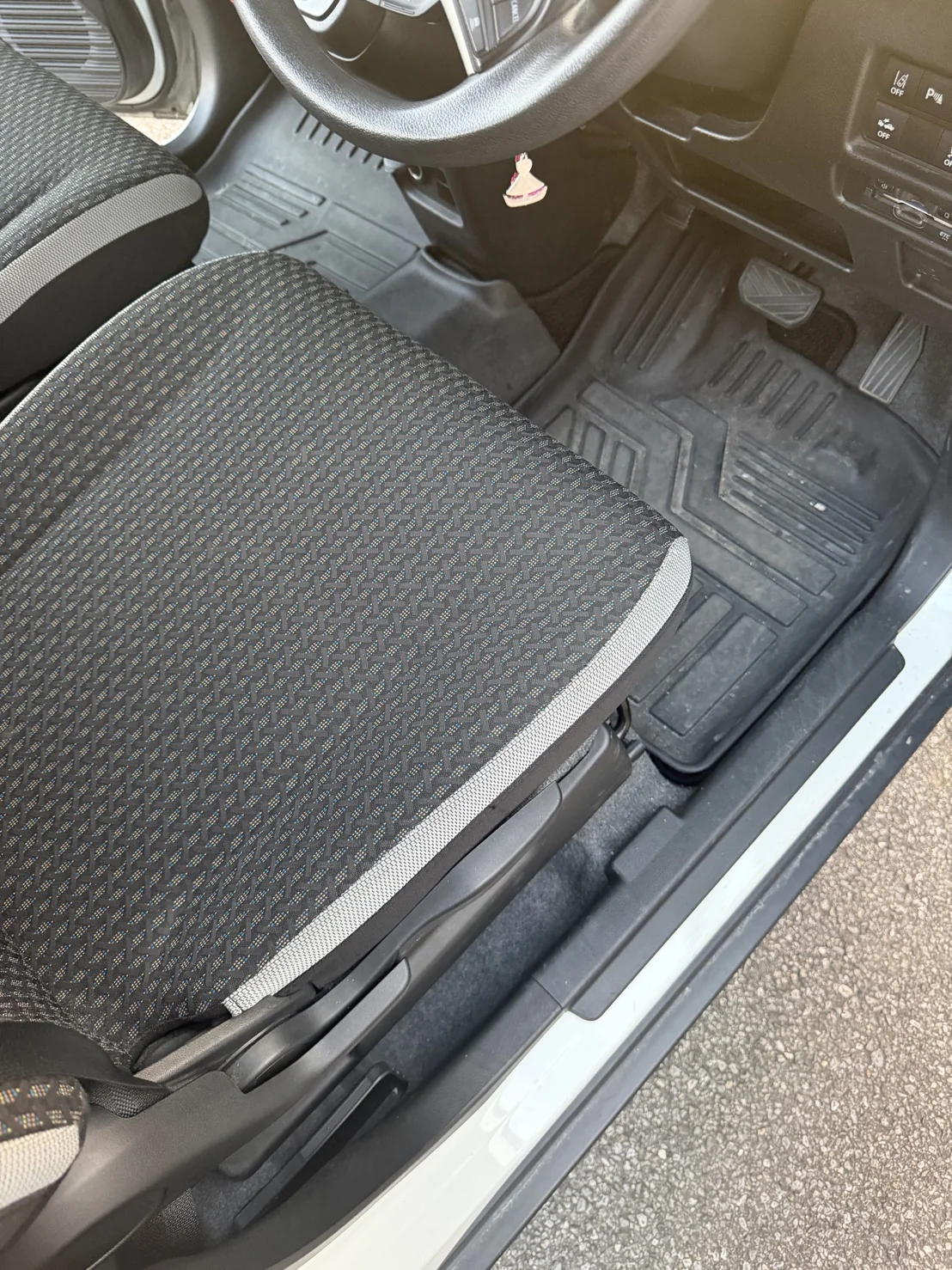 清掃前のハスラー運転席シートとフロアマット