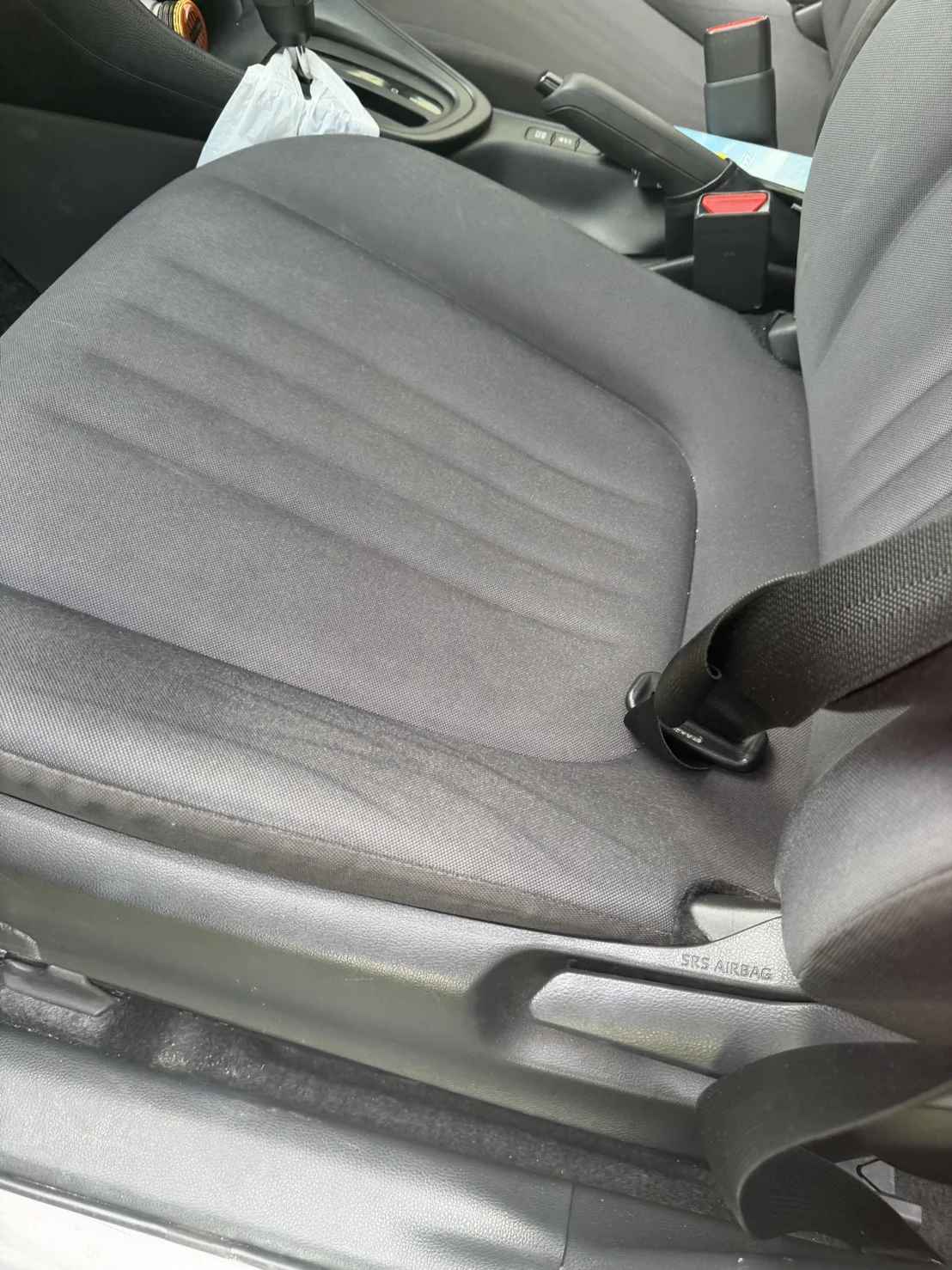 ヤリス嘔吐清掃ビフォー：車内全体の汚染状況