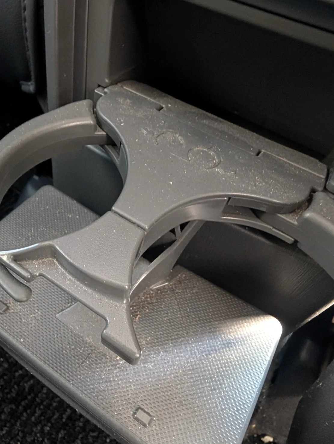 プリウスα車内清掃ビフォー：リアシート足元