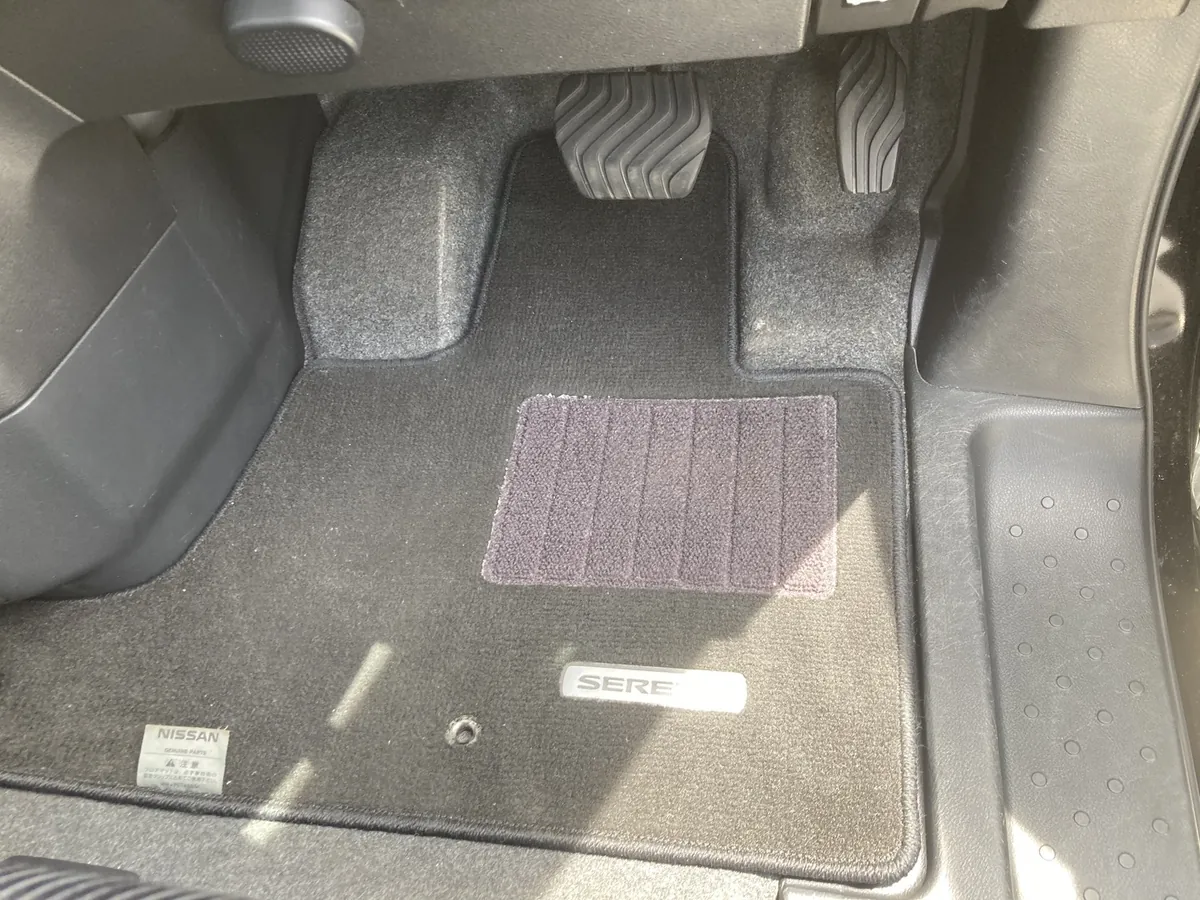 施工後の運転席足元。ドア開口部の縁に溜まっていた粒状の汚れが無くなった状態(島根県出雲市・日産セレナ)
