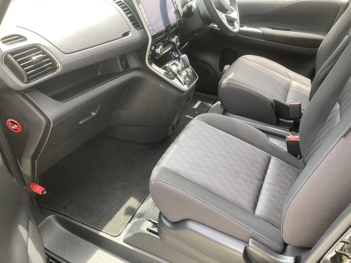 施工後の運転席まわりの全景。ダッシュボード、ハンドル、前席(島根県出雲市・日産セレナ)