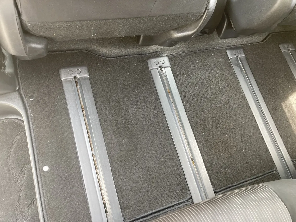 施工後の2列目足元。散らばっていた白い糸くずが無くなった状態(島根県出雲市・日産セレナ)