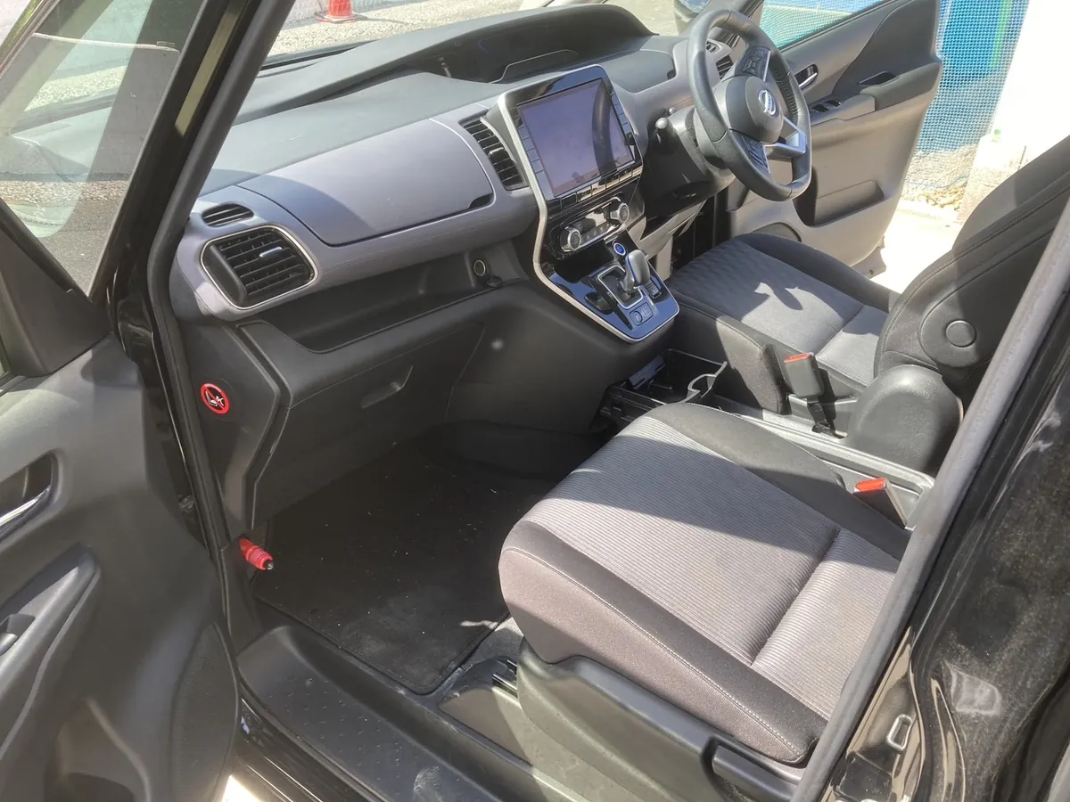 施工前の運転席まわりの全景。ダッシュボード、ハンドル、前席(島根県出雲市・日産セレナ)
