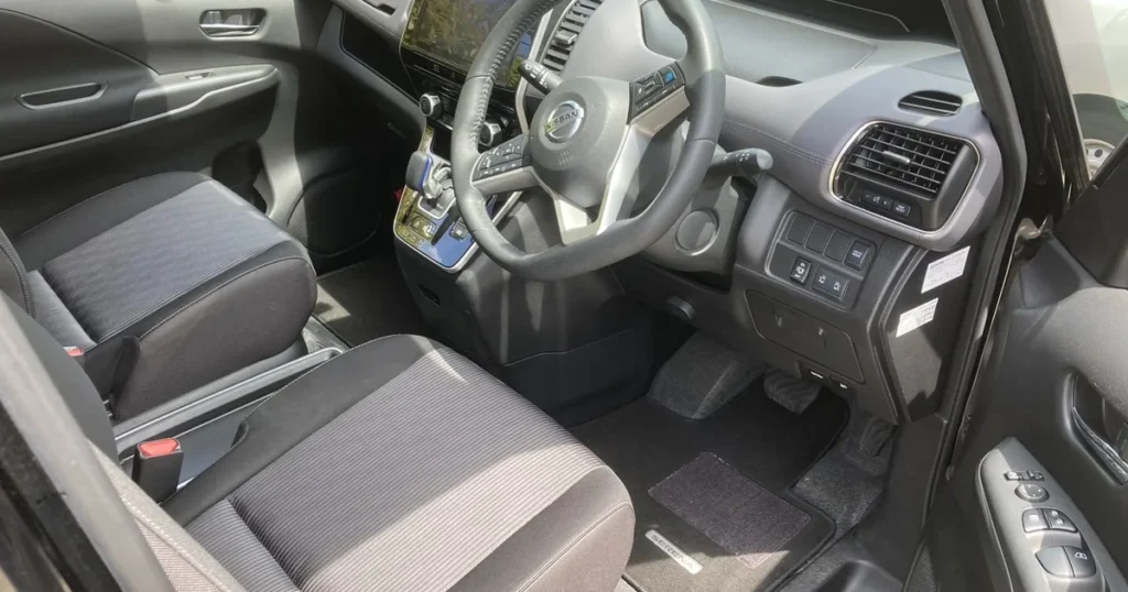 施工後の運転席まわり(島根県出雲市・日産セレナ)