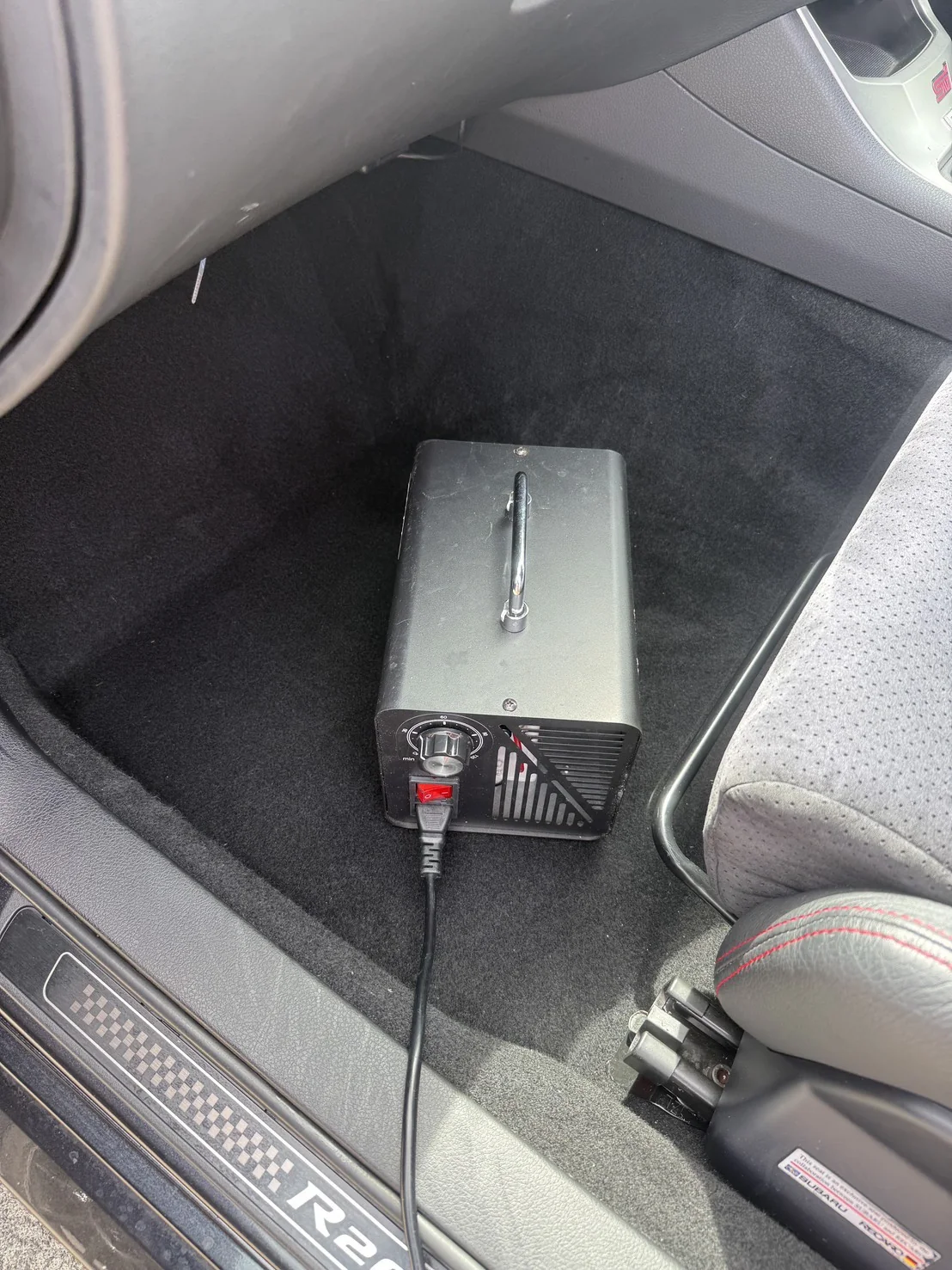 清掃後のオゾン消臭：車内でオゾン発生装置を稼働している状態