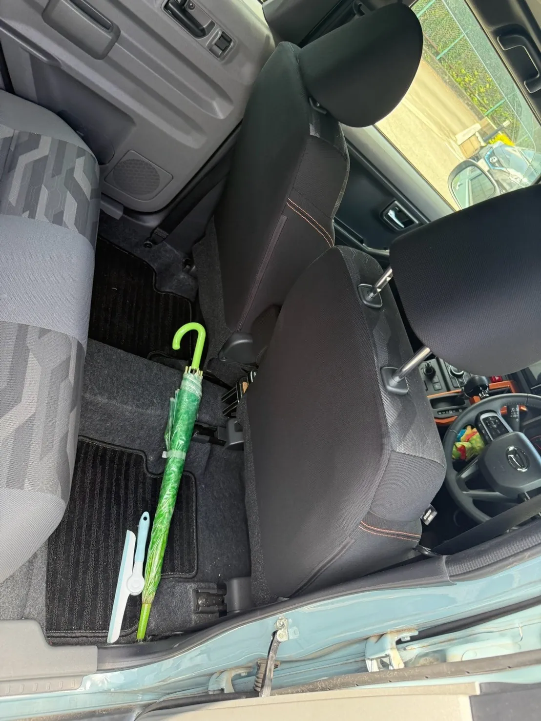 運転席まわりの様子。前席のシートと足元のマットが見えている