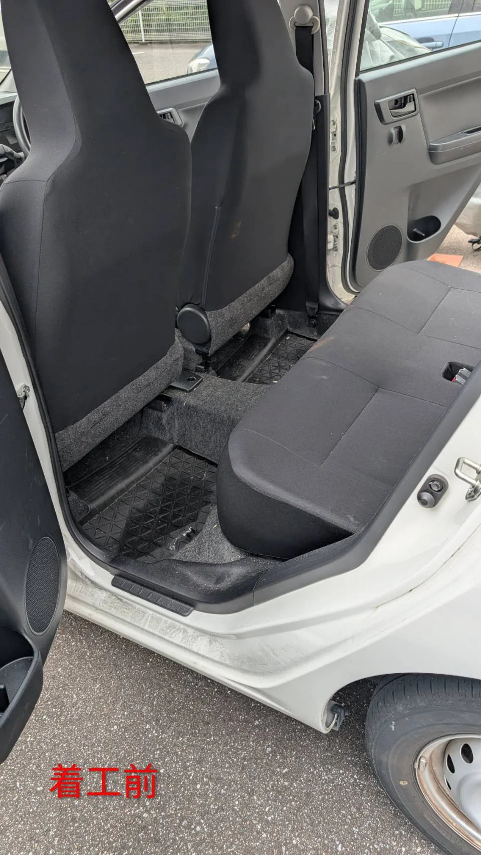 軽自動車タバコ消臭クリーニングビフォー：運転席ドア側フロア