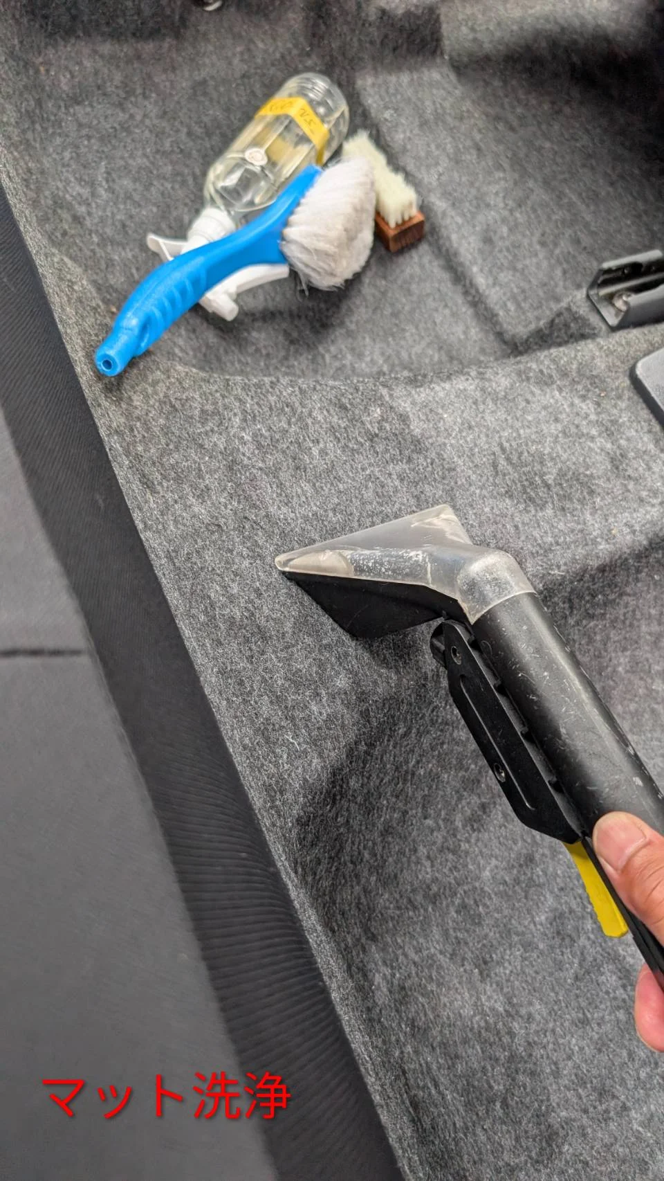 軽自動車タバコ消臭クリーニング作業中：フロアマット洗浄