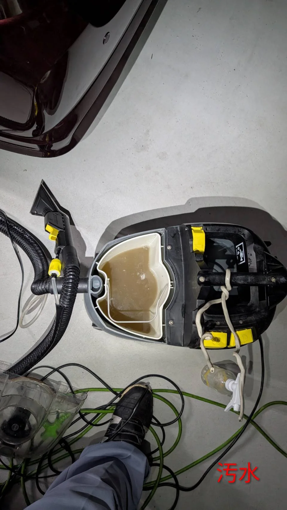 洗浄後の汚水：車内に蓄積していた汚れの量