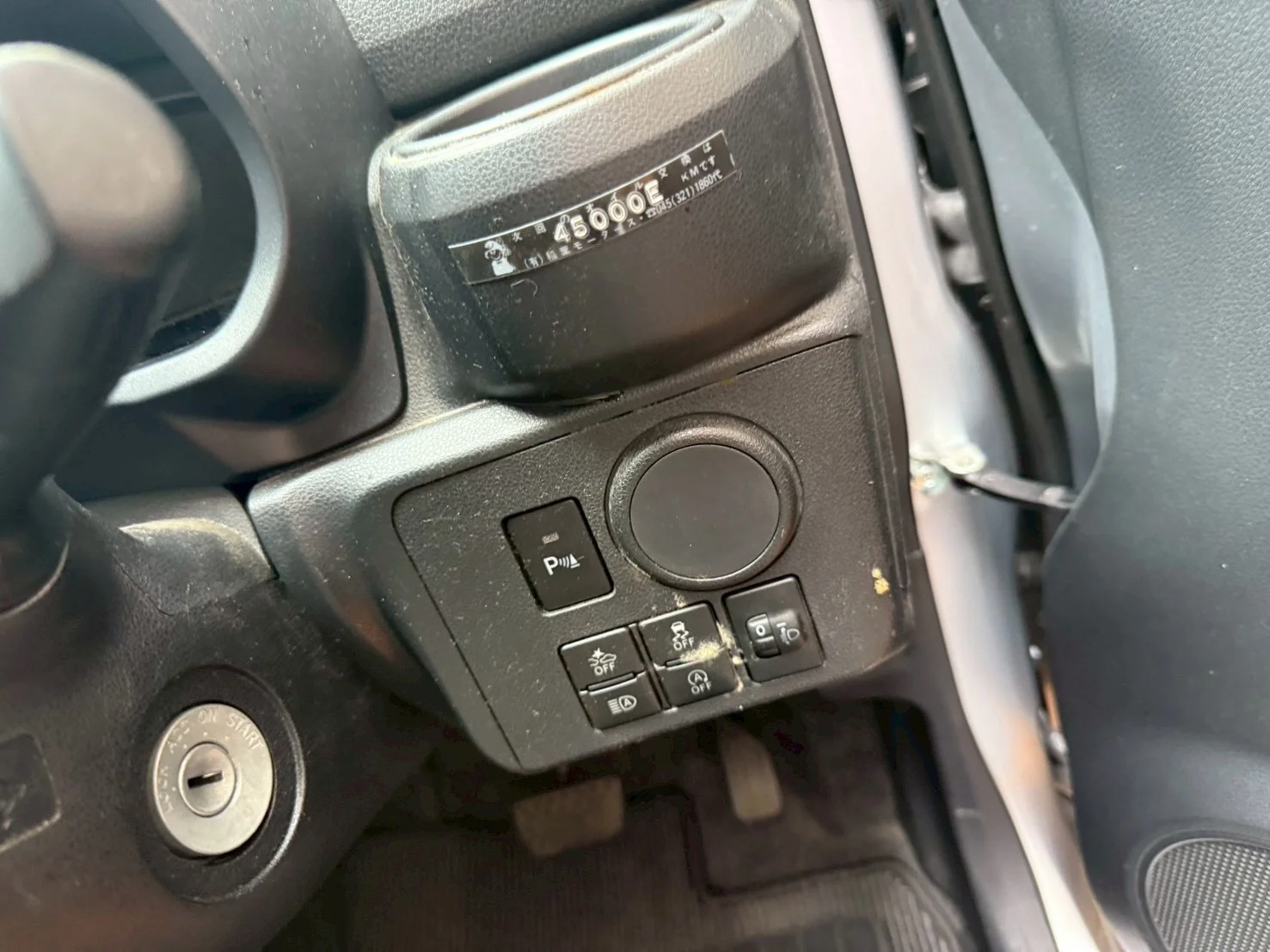 ミライース車内カビ除去ビフォー：センターコンソール周辺