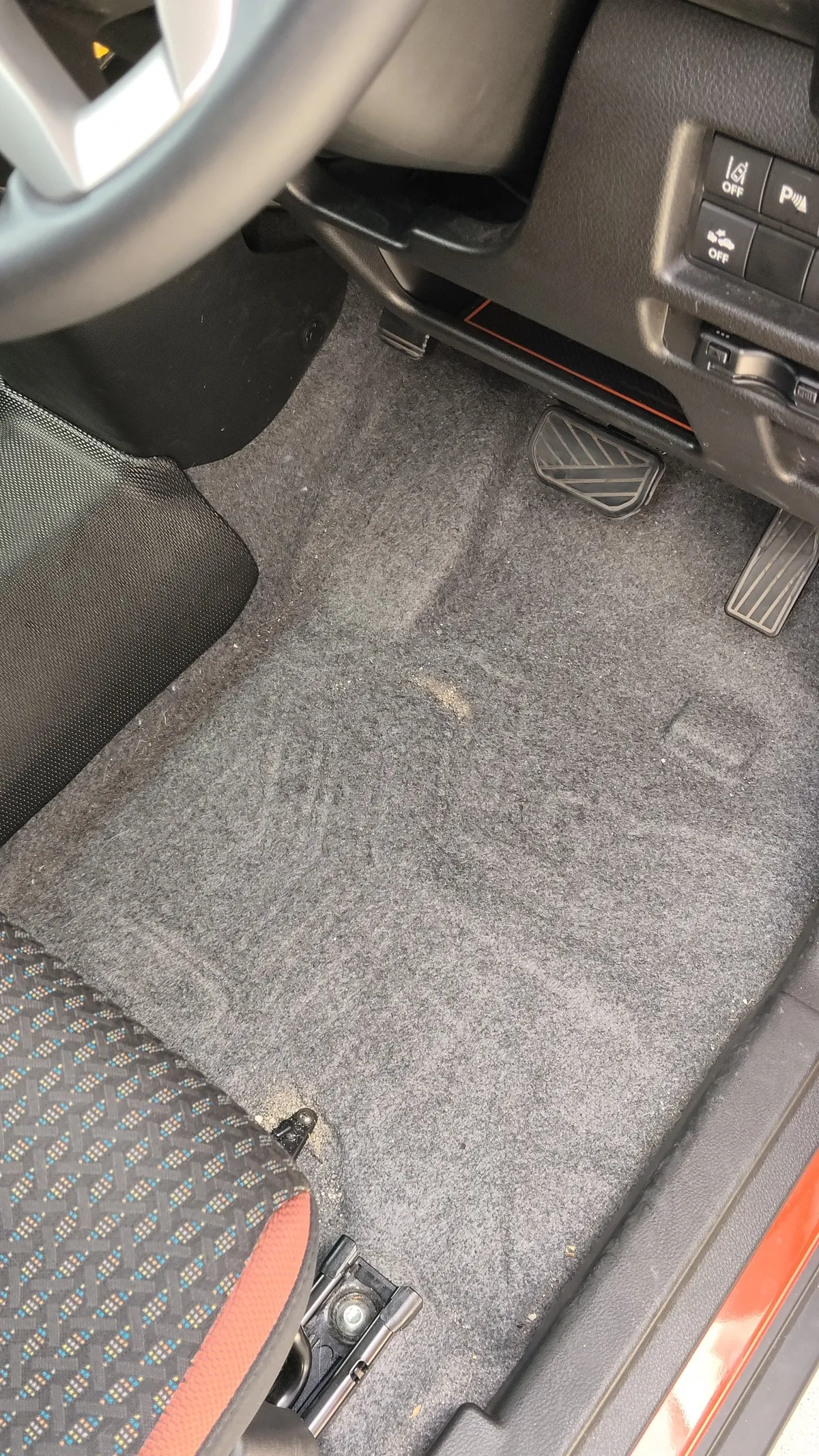 フロアマットを外した運転席の足元のカーペット