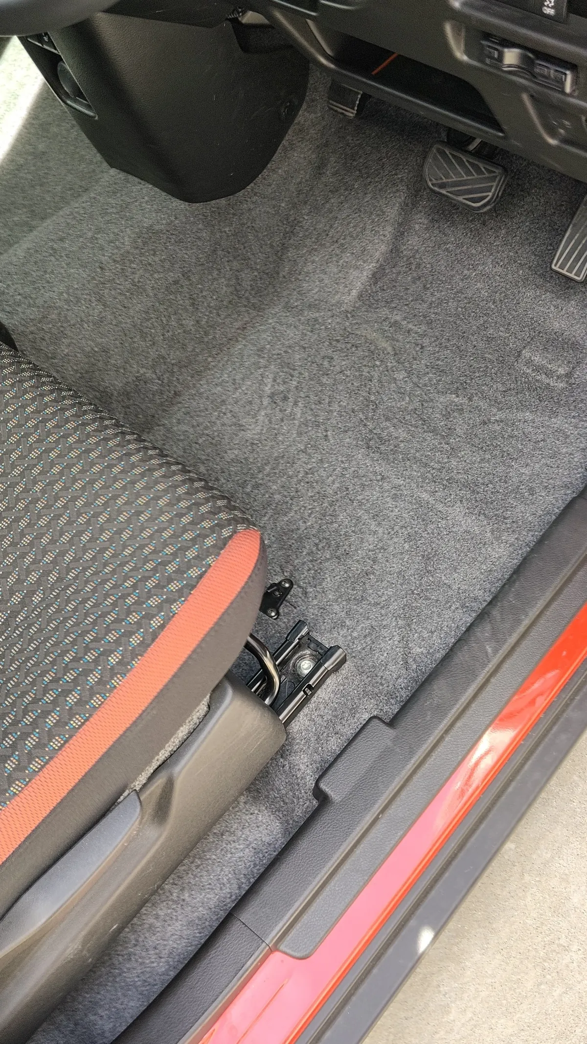 作業がなかばまで進んだ運転席の足元