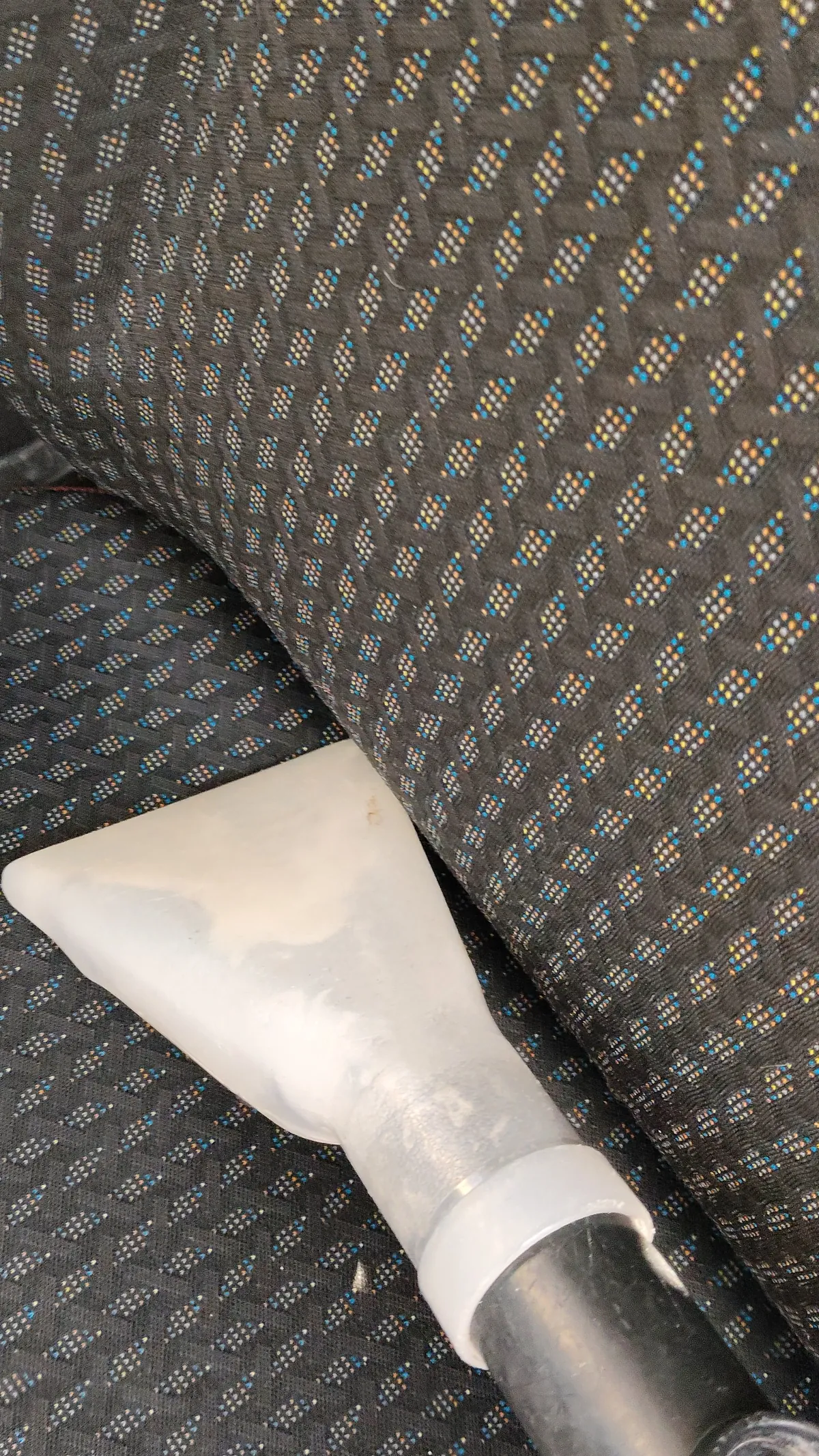 白い半透明のヘッドを座面に当てているところ