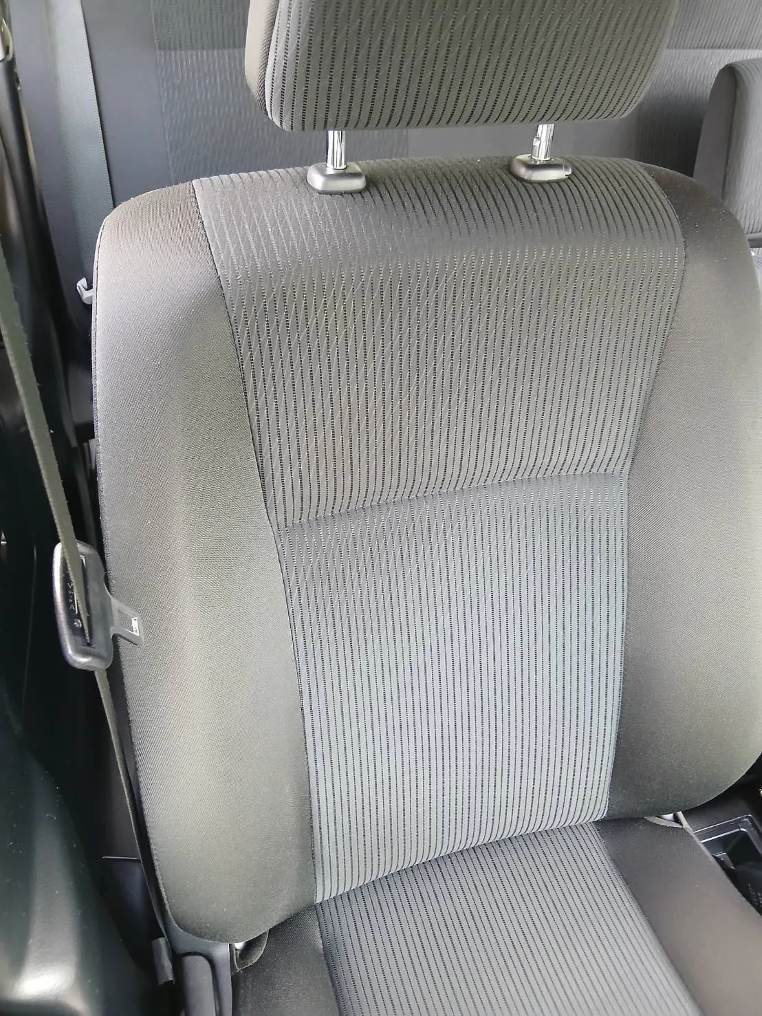 助手席の背もたれと座面を斜め前から撮影。ヘッドレストとシートベルトが見える