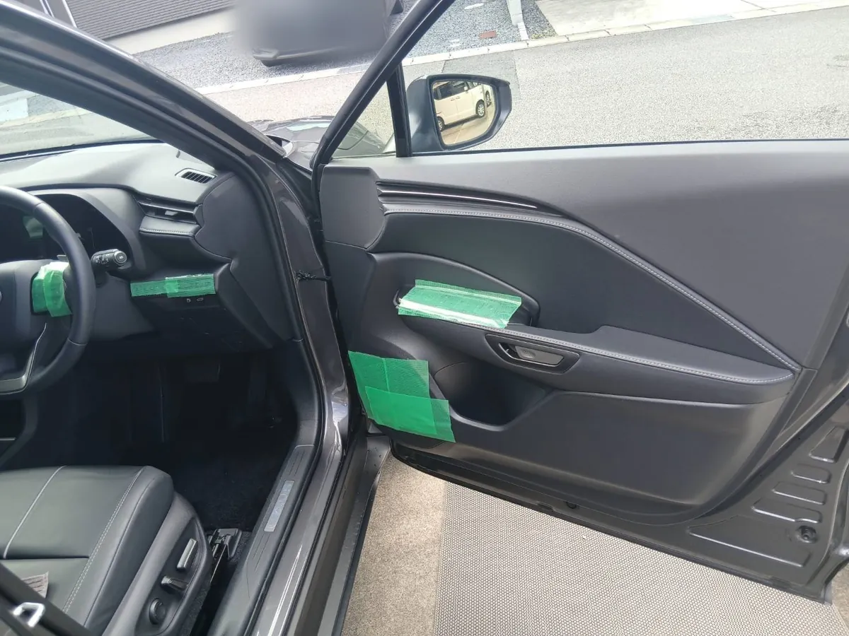 レクサス LBXの運転席側のドア内張りと車内