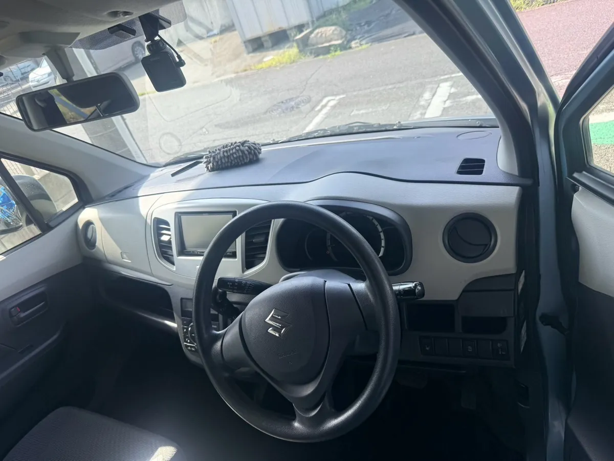 スズキ ワゴンRの運転席まわり。ダッシュボードとオーディオ、ドライブレコーダー