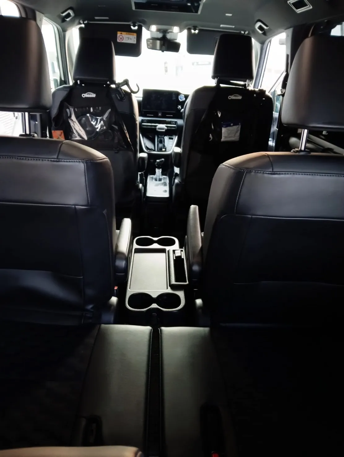 作業を終えたヴォクシーの車内を後方から見たところ。2列目キャプテンシートの背もたれとフロントのナビ画面