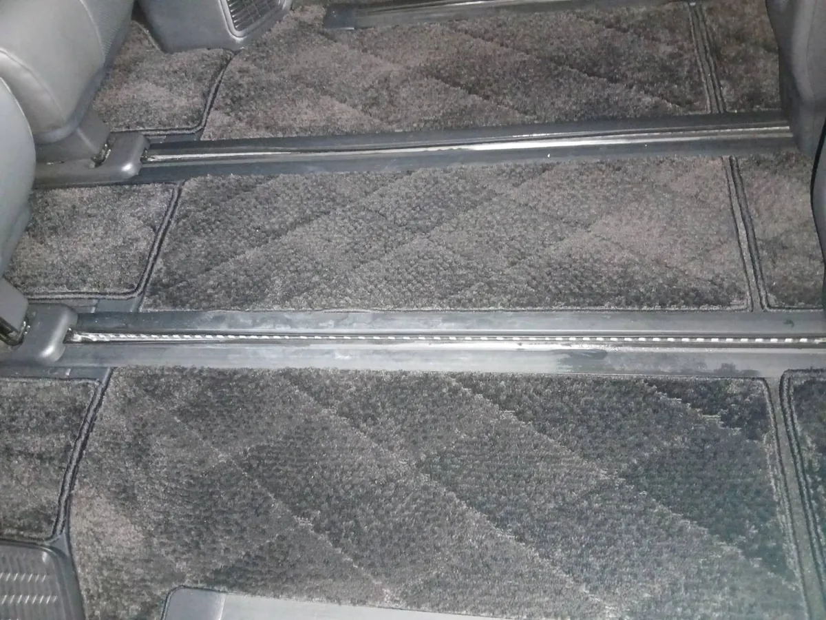 作業を終えたトヨタ アルファードの2列目足元。キルトマットを戻した状態