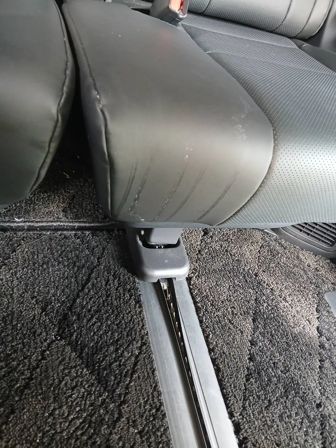 トヨタ アルファードの2列目足元。マットを外した状態