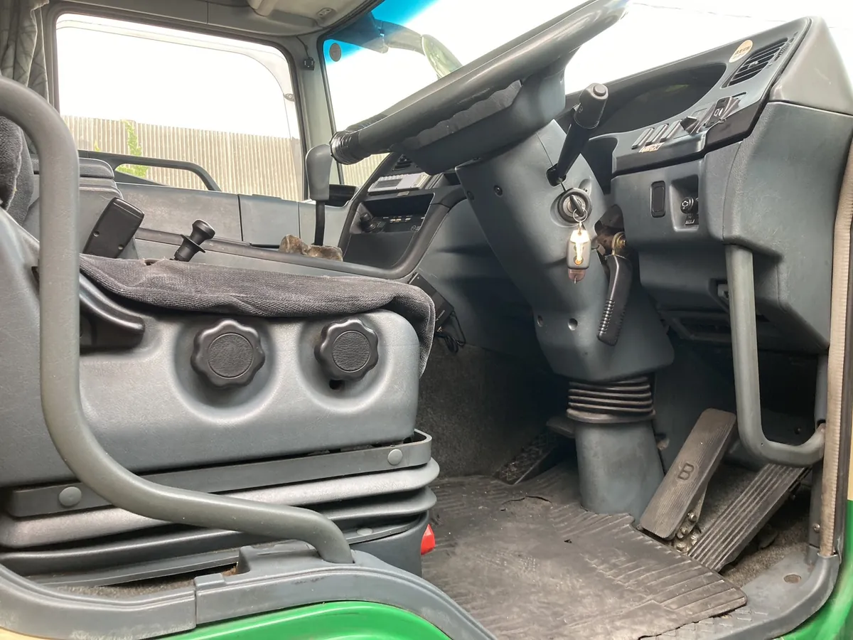 同じ運転席まわりを、作業のあとに撮ったもの