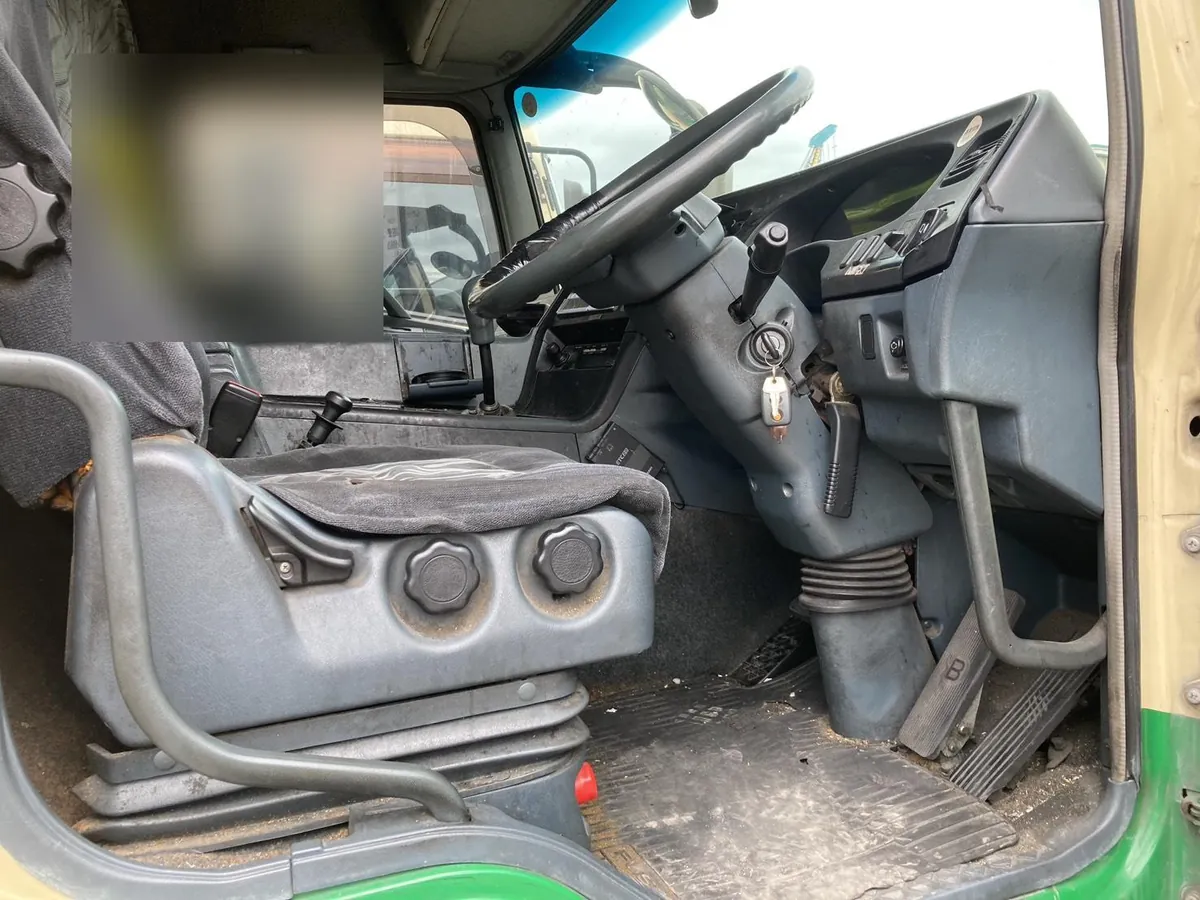 10tトラックの運転席まわり。作業前の様子