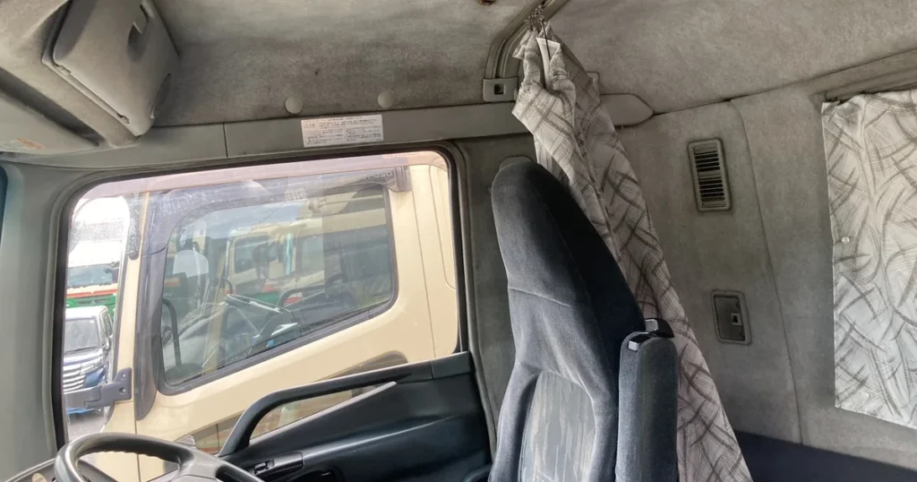 清掃を終えた10tトラックの運転席まわり
