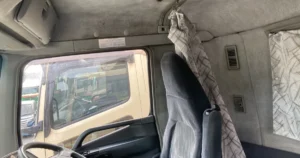 清掃を終えた10tトラックの運転席まわり