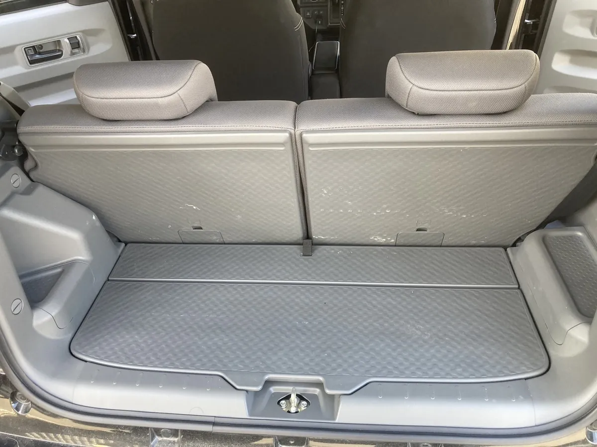 ダイハツ タフトの荷室から見た後部座席の背面とヘッドレスト