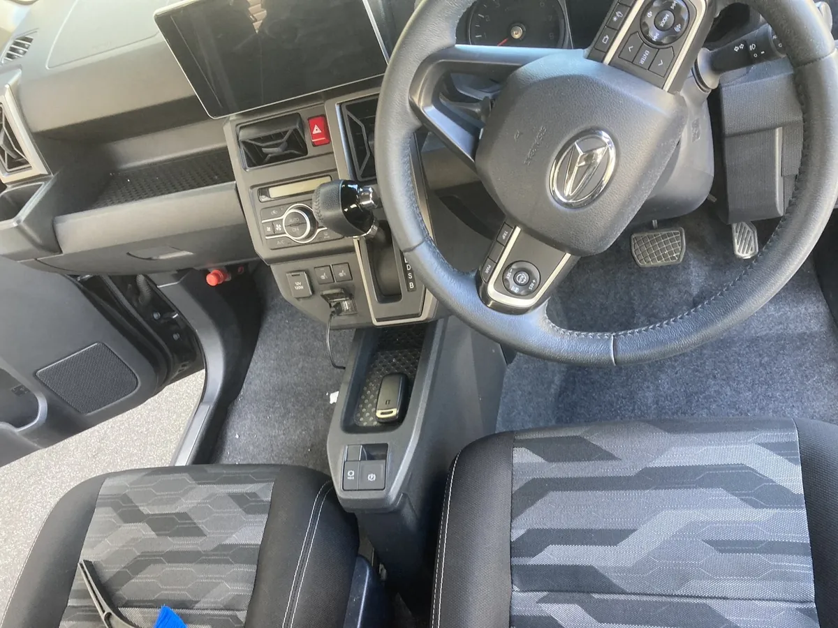 ダイハツ タフトの運転席まわり。ステアリング、ナビ画面、シフトレバー、エアコンの操作パネル
