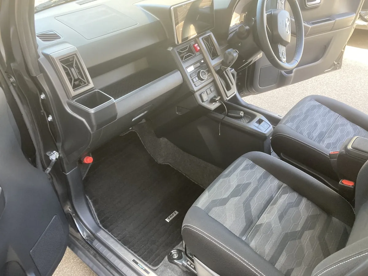 清掃を終えたダイハツ タフトの車内を助手席側から見たところ。TAFTのロゴが入ったフロアマット