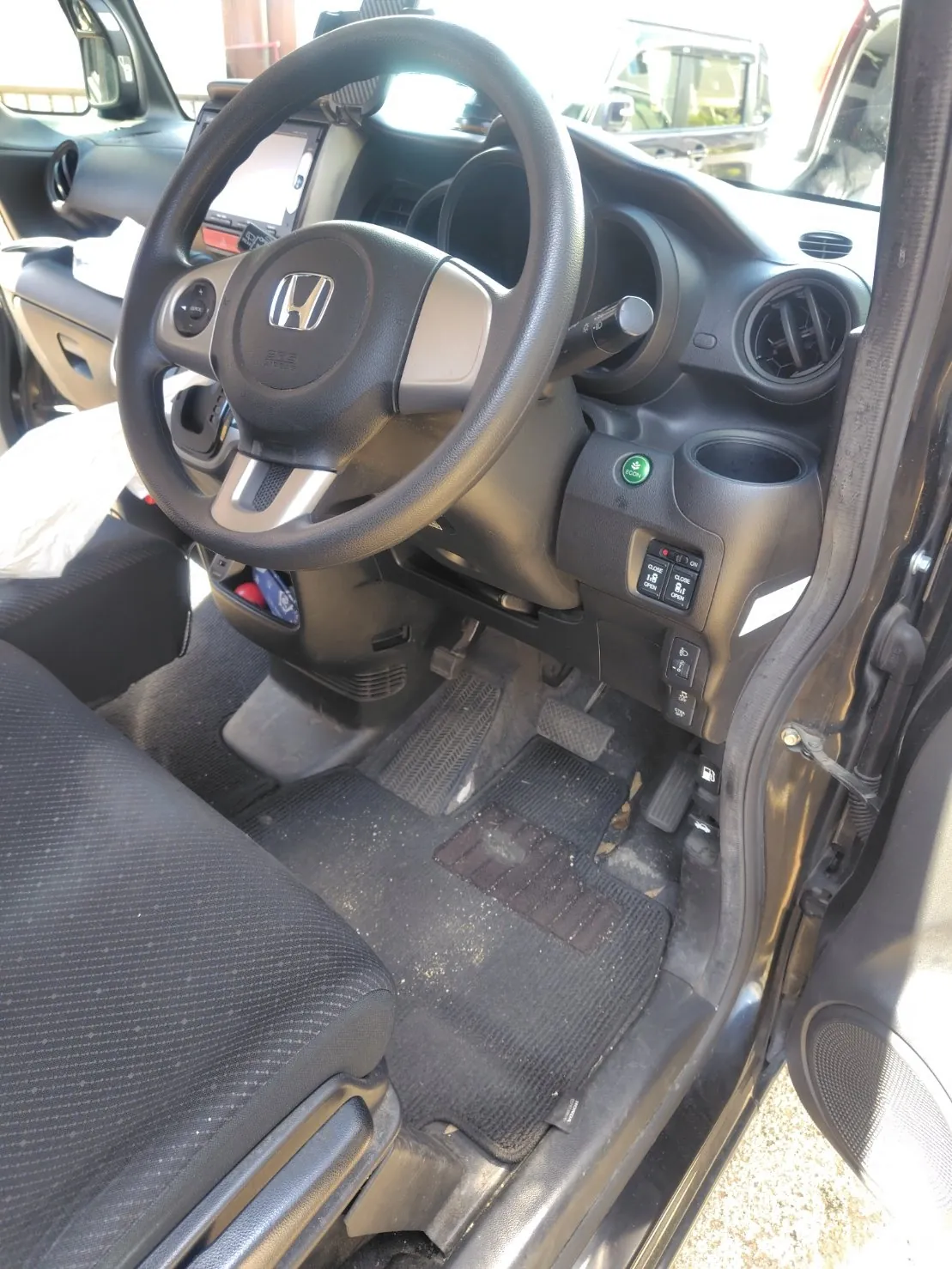 ホンダN-BOXの運転席まわりを別角度から。足元のマットに汚れが見える