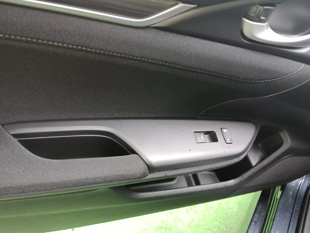 ホンダ シビックの施工後。ドアの内張りで、布張りのパネルとドアポケット、パワーウィンドウのスイッチが写っている