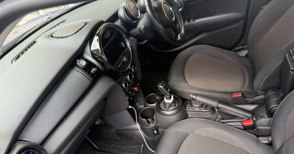 BMW ミニクーパーの車内(神奈川県川崎市川崎区)