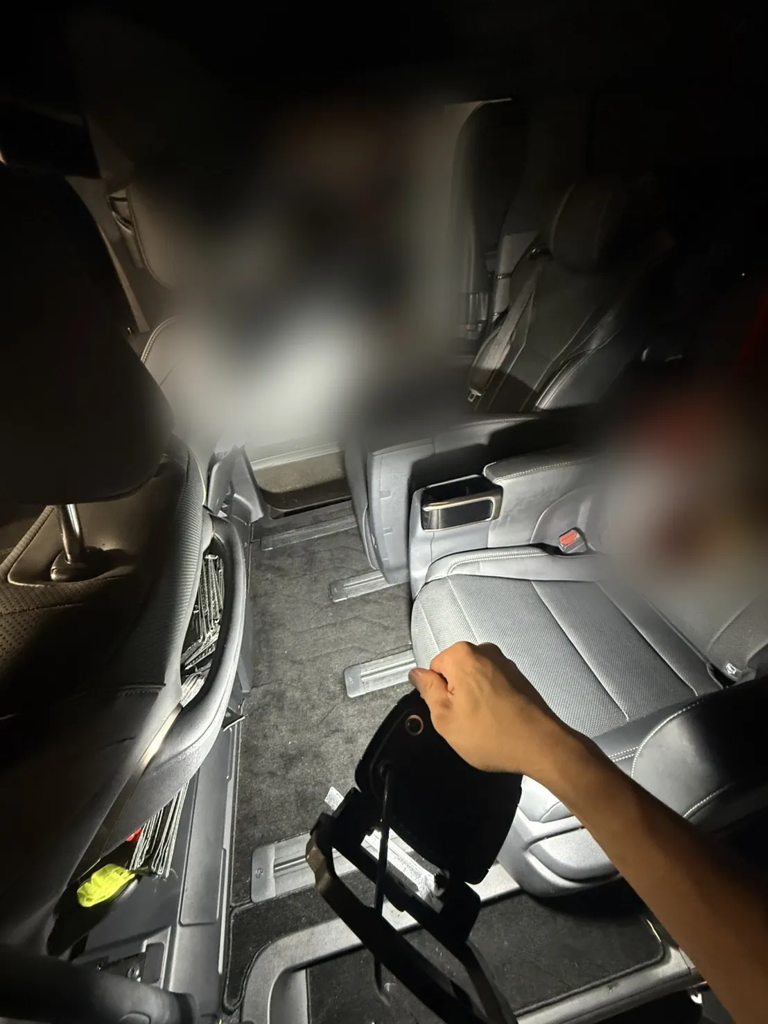 作業後の2列目から3列目にかけての車内