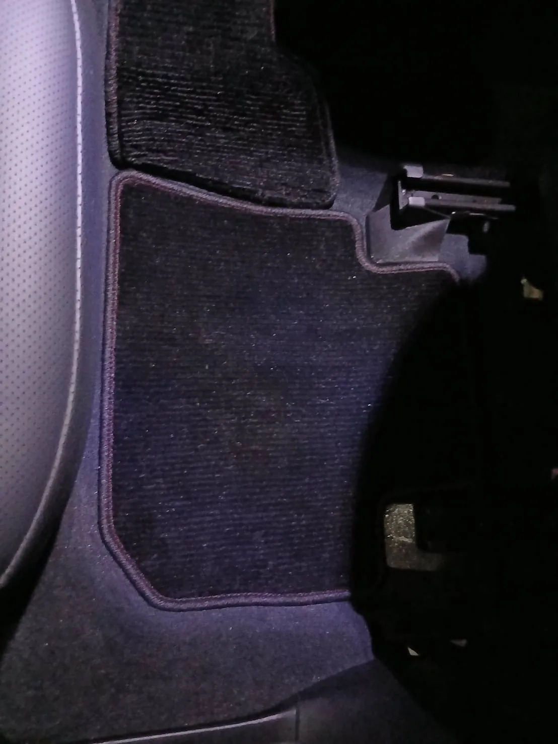スバル WRX S4 の後部座席の足元。フロアマットが敷かれている