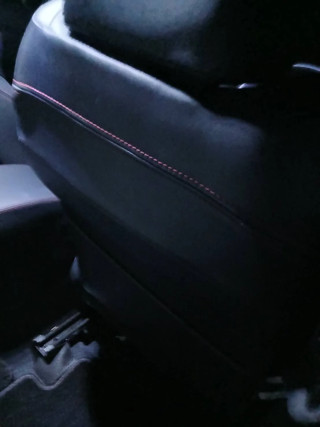 スバル WRX S4 の車内。シートの背面と、その下のすき間