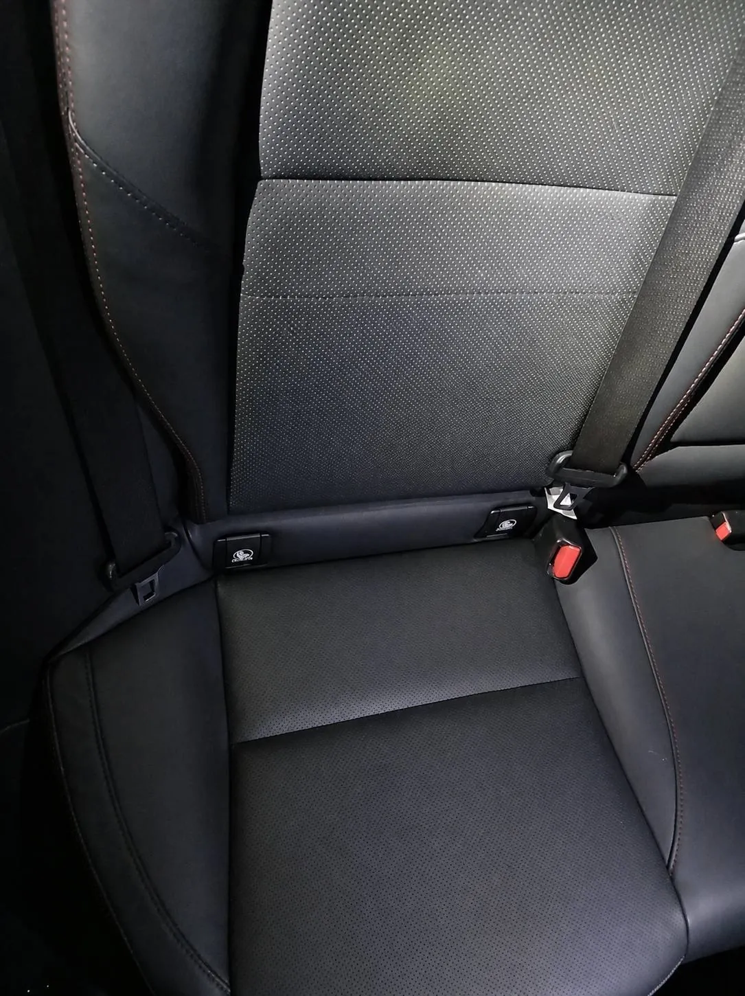 スバル WRX S4 の後部座席。パンチング加工の入った生地と赤いステッチ
