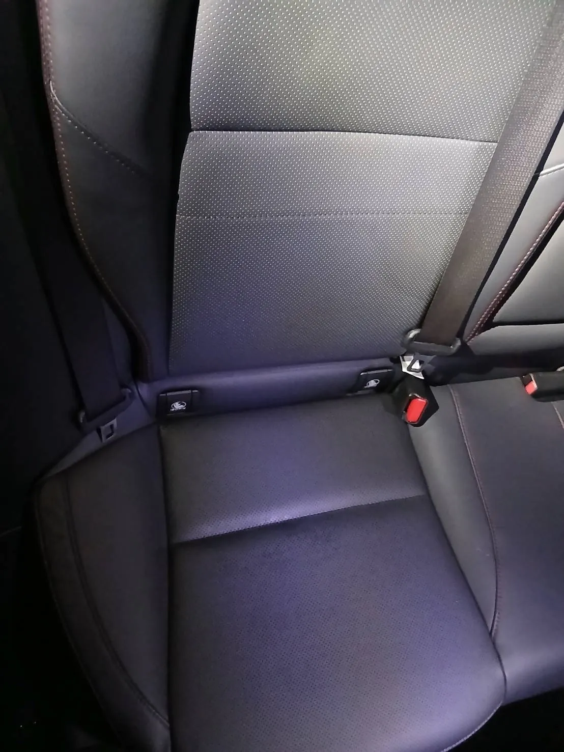 スバル WRX S4 の後部座席の座面。パンチング加工の入った生地
