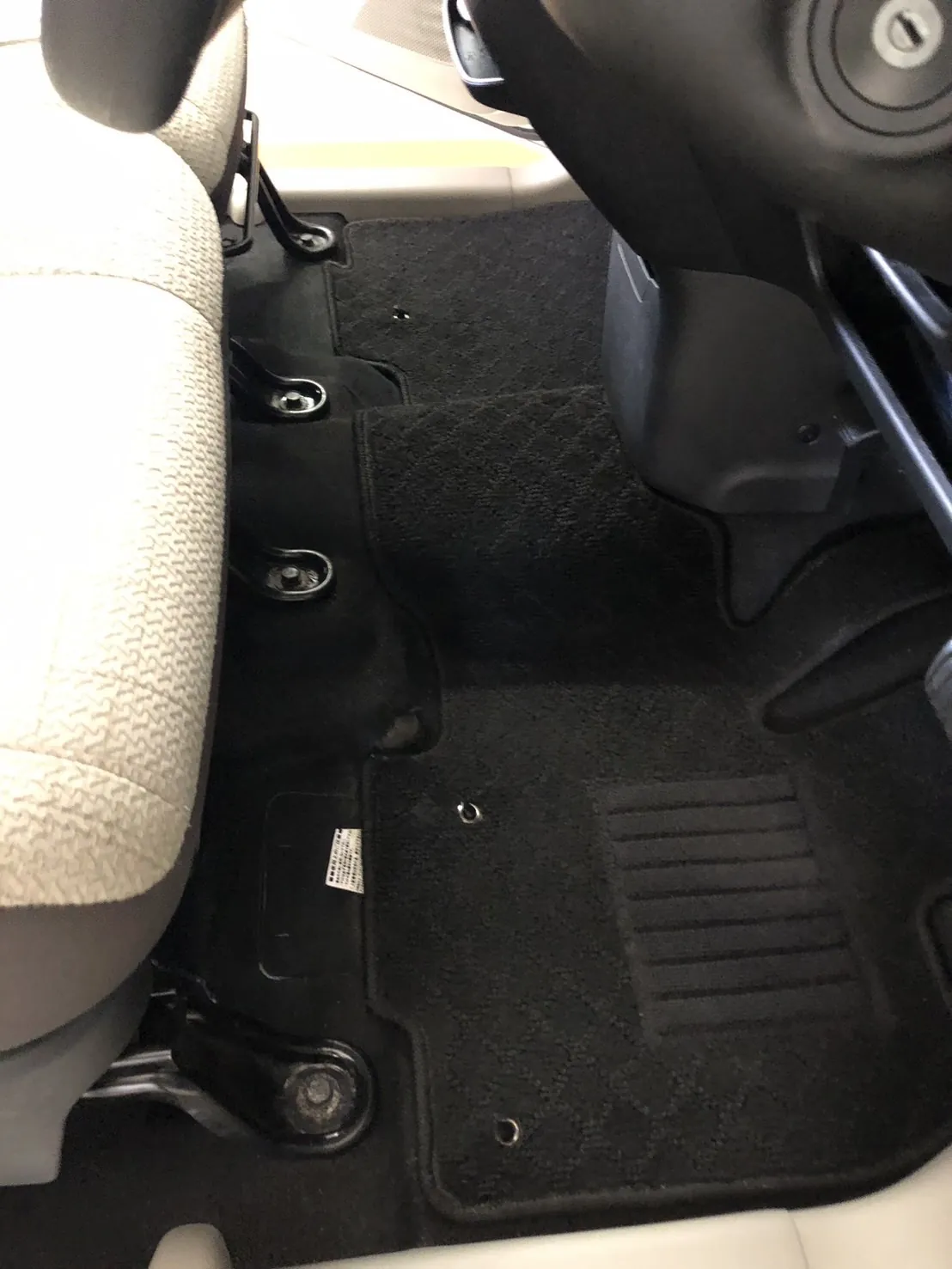 作業後の運転席足元。粒は見当たらず、均一な黒い面になっている
