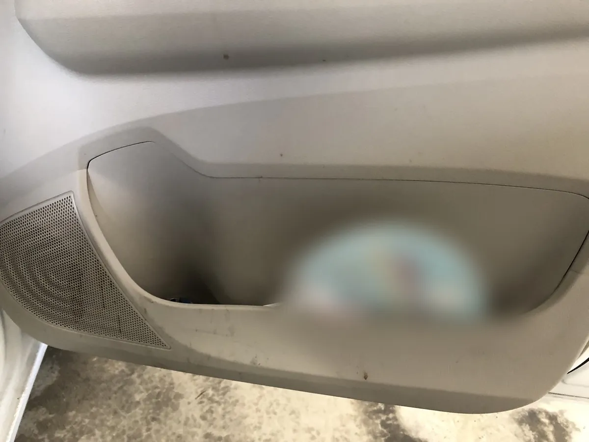 作業前の運転席のドアポケット。縁と底に黒っぽい筋状の汚れが付いている