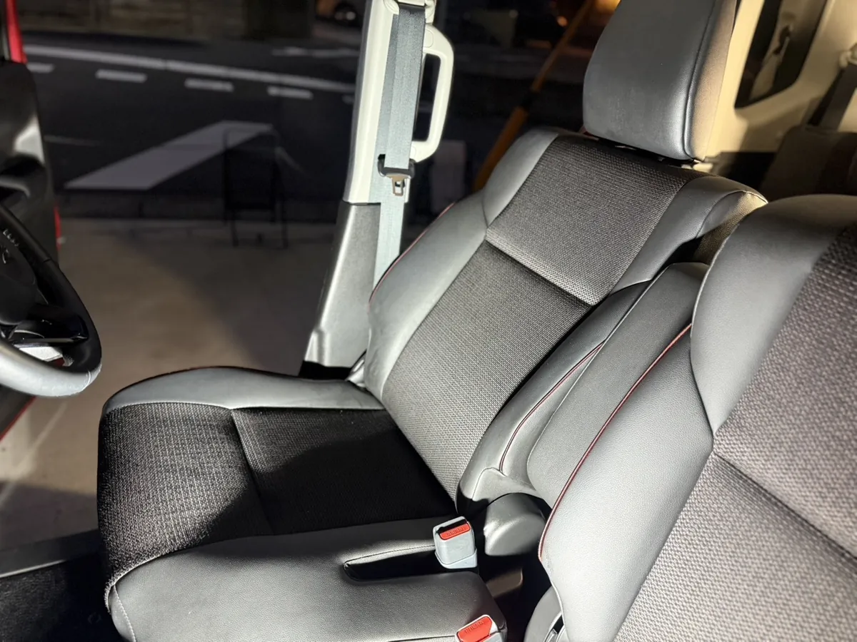 施工後のスズキ スペーシアカスタムの運転席。汚れが取れて生地の本来の色に戻っている(埼玉県上尾市)