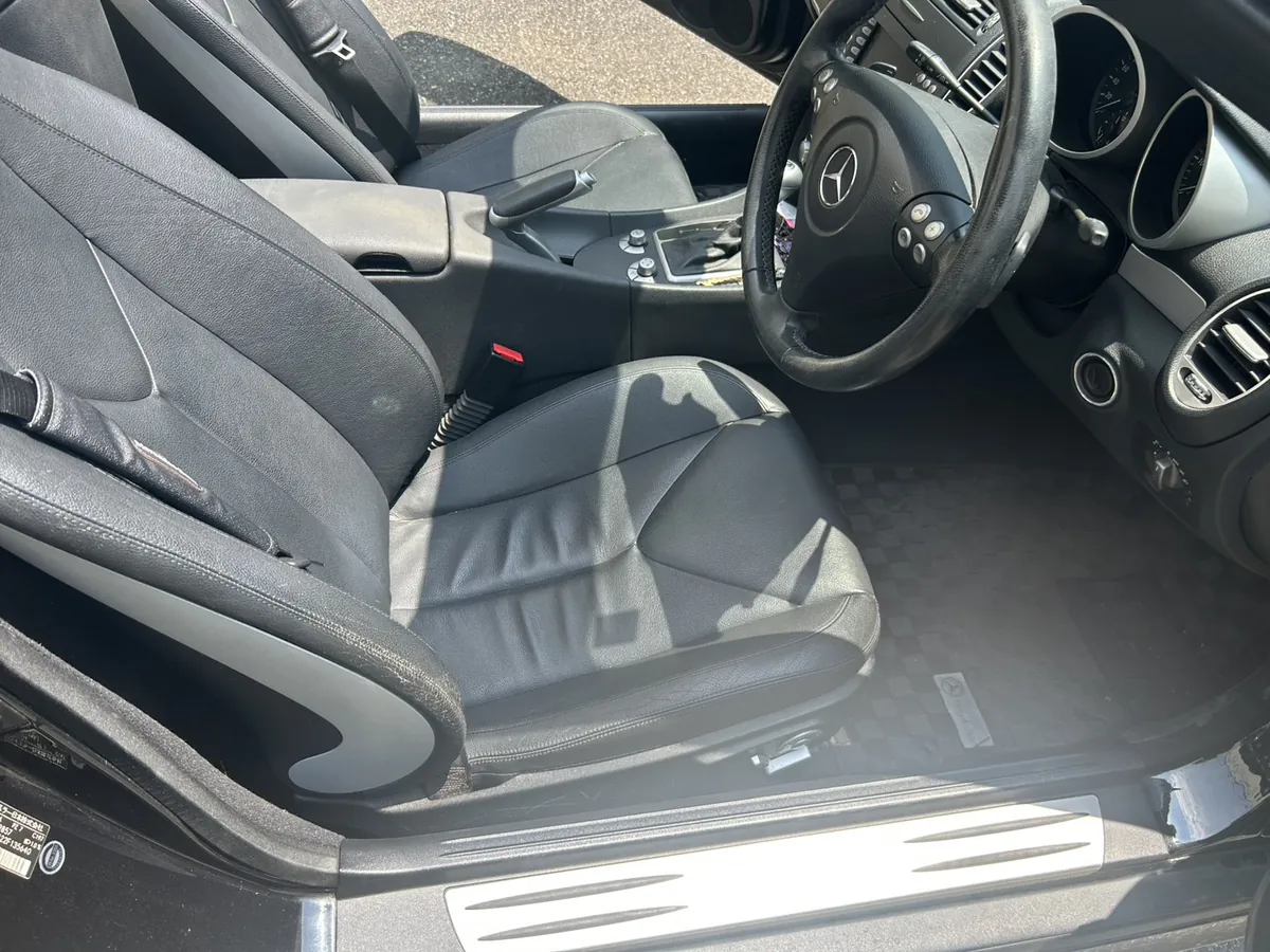 施工前の運転席まわり。ステアリングとシートの状態(埼玉県春日部市 メルセデス・ベンツSLK)