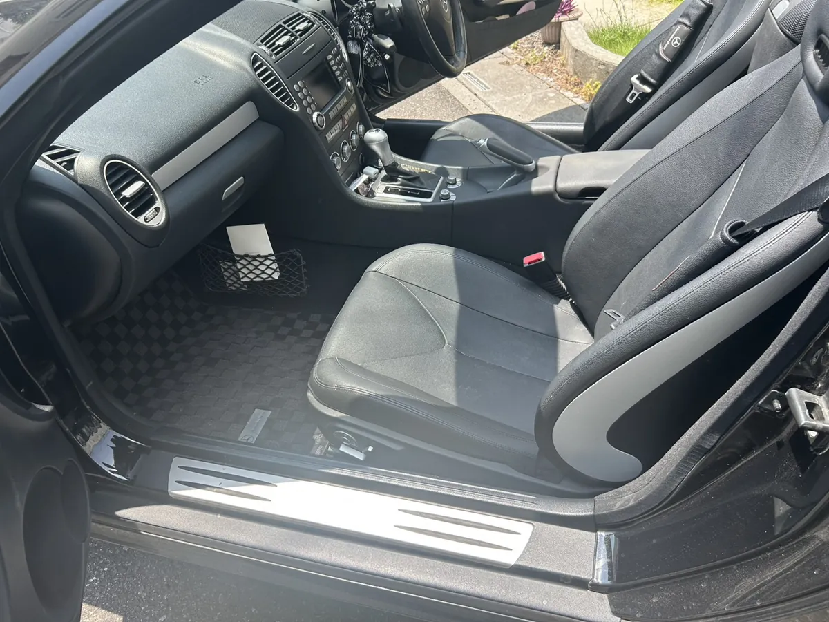 施工前の車内全体。助手席側から見たシート・フロアマット・センターコンソール(埼玉県春日部市 メルセデス・ベンツSLK)