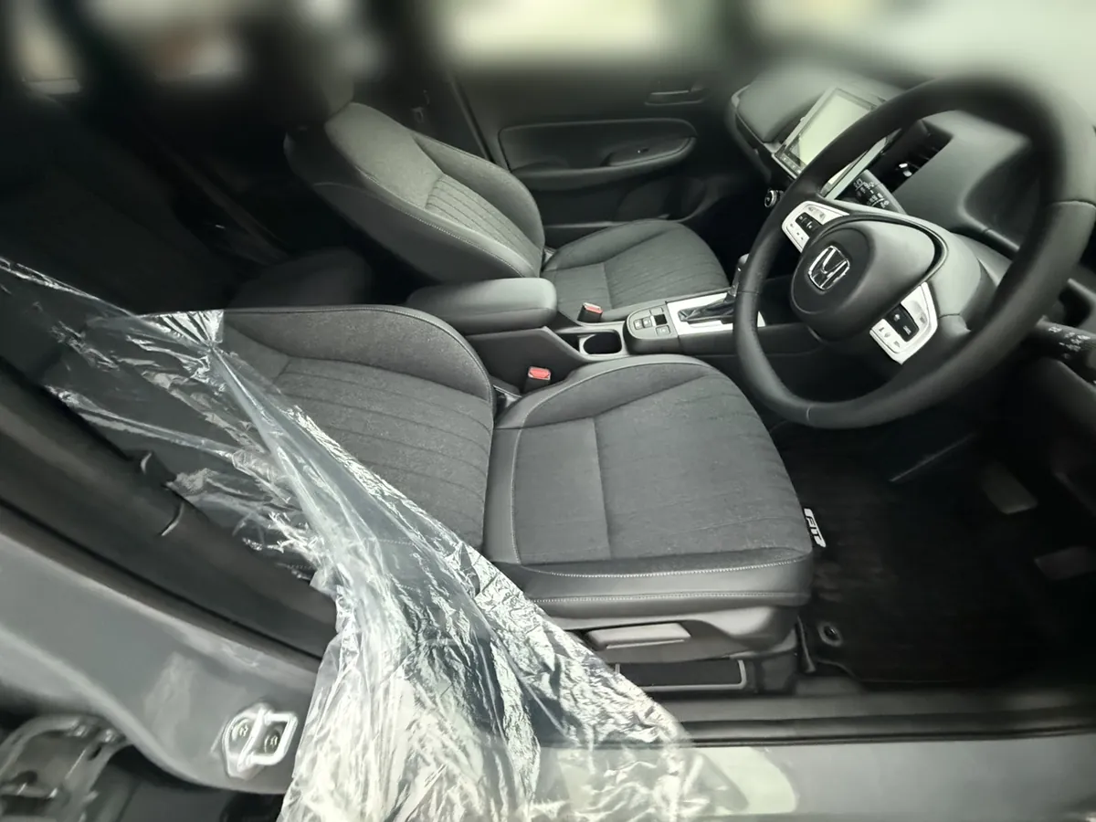 施工後のホンダ フィットの運転席まわり。座面・コンソール・床の汚れが見た目に分からない状態