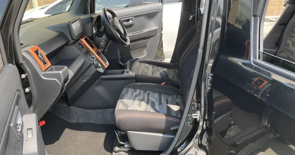 ダイハツ タフトの車内を助手席側から見たところ