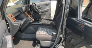 ダイハツ タフトの車内を助手席側から見たところ